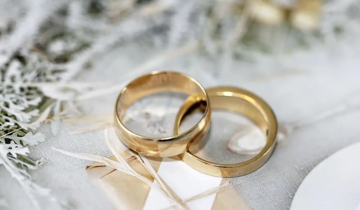 Arriva sull’altare e tira fuori i messaggi del futuro marito con la ex. Matrimonio all’aria