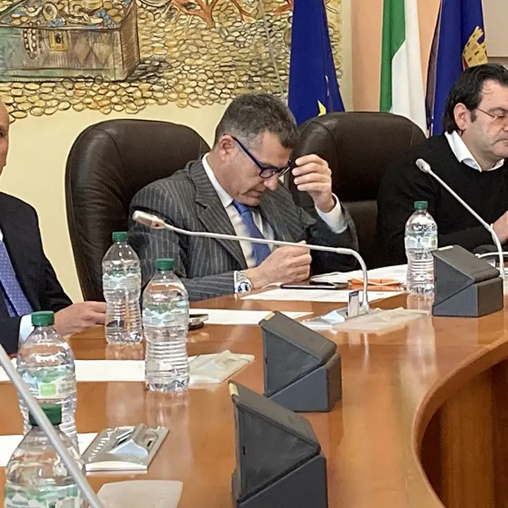 Cosenza, in Consiglio manca il numero legale. Serve il voto del sindaco Caruso