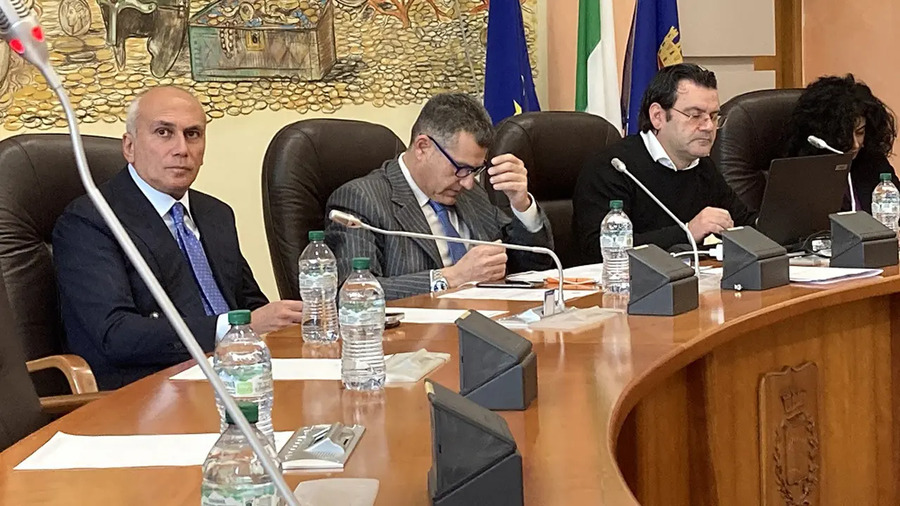 Cosenza, in Consiglio manca il numero legale. Serve il voto del sindaco Caruso