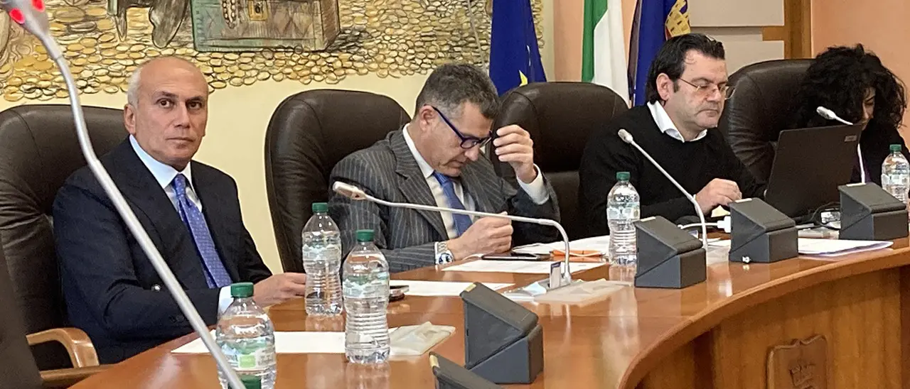 Cosenza, in Consiglio manca il numero legale. Serve il voto del sindaco Caruso