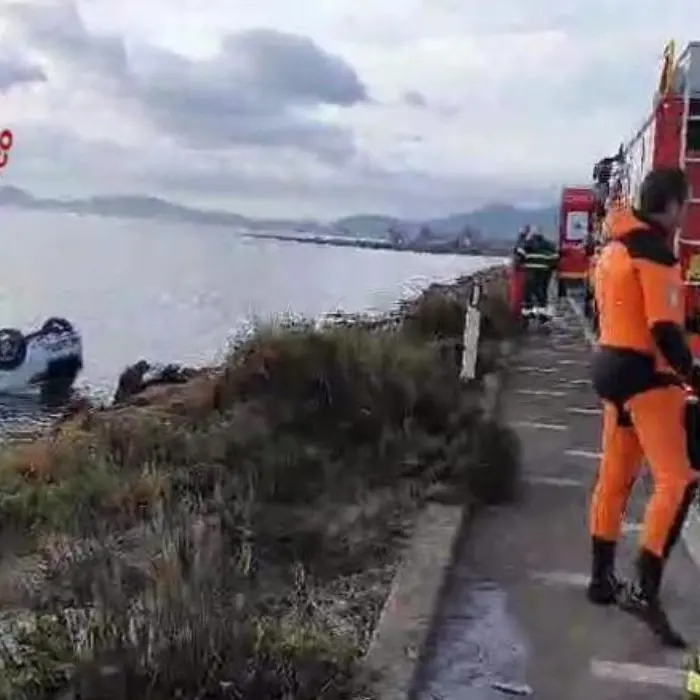 Si ribalta con l'auto dopo uno scontro e finisce in mare: morto 19enne