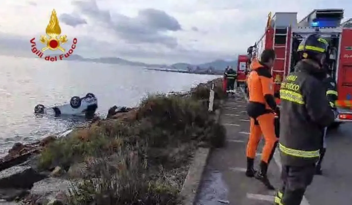 Si ribalta con l'auto dopo uno scontro e finisce in mare: morto 19enne