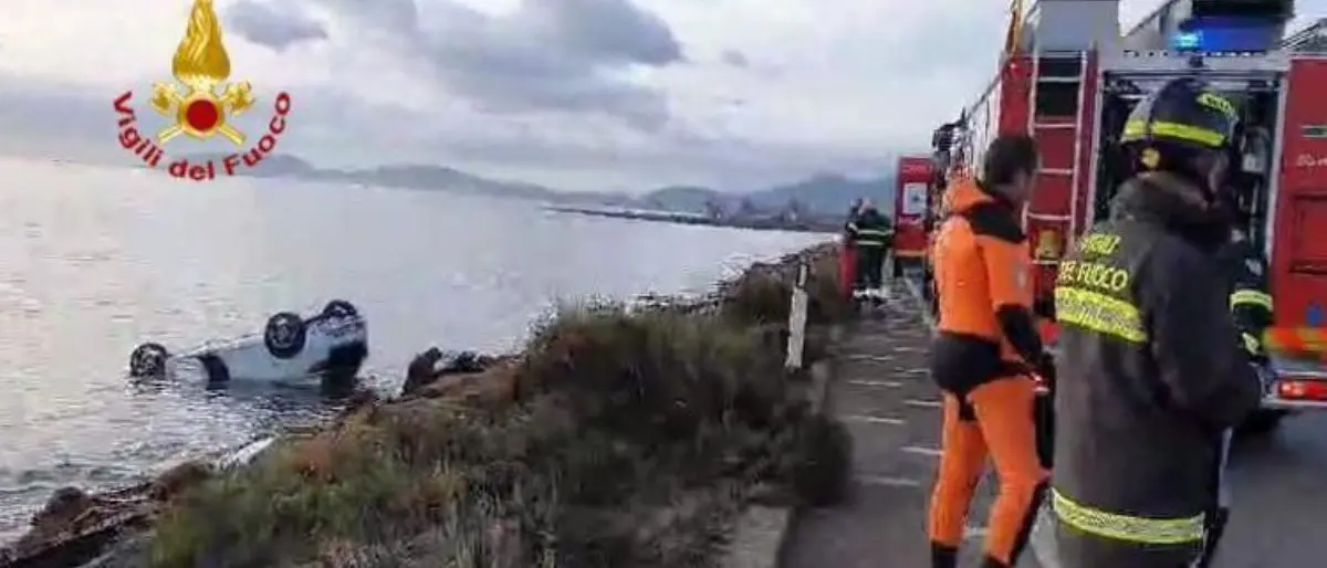Si ribalta con l'auto dopo uno scontro e finisce in mare: morto 19enne