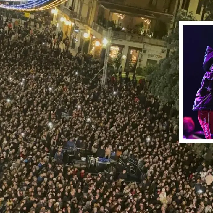 Cosenza, più di 10mila persone per il concerto di Giorgia. Caruso: «Buon anno» | FOTO