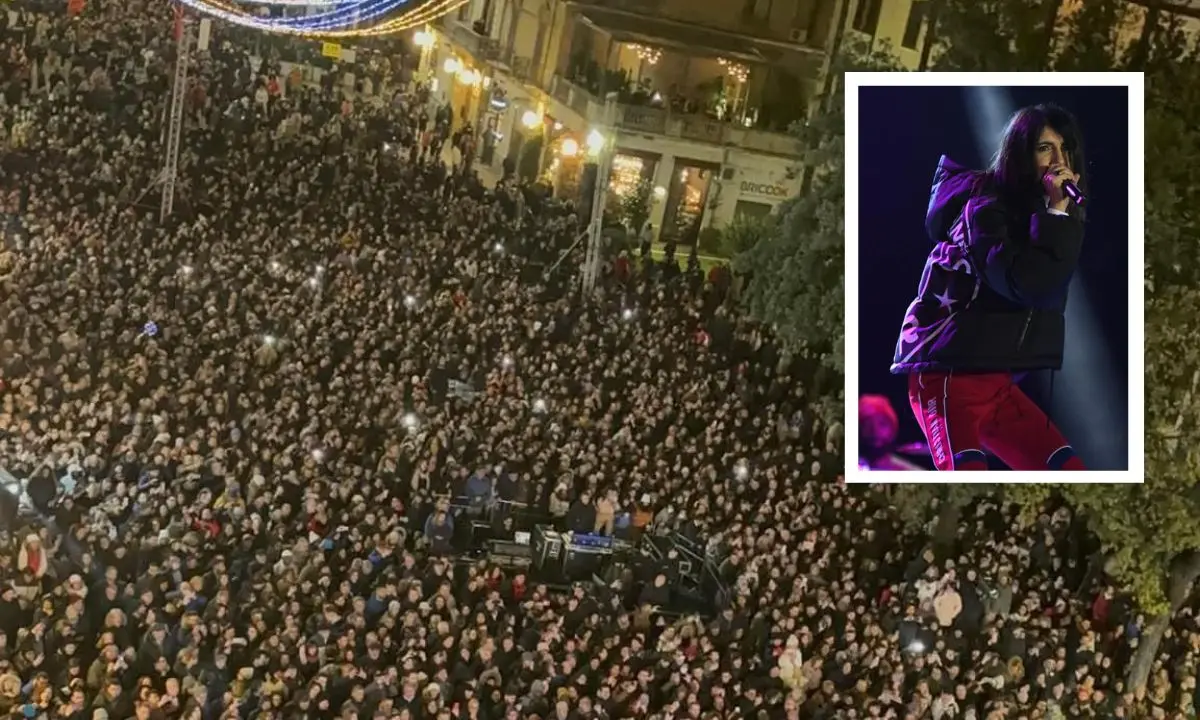 Cosenza, più di 10mila persone per il concerto di Giorgia. Caruso: «Buon anno» | FOTO