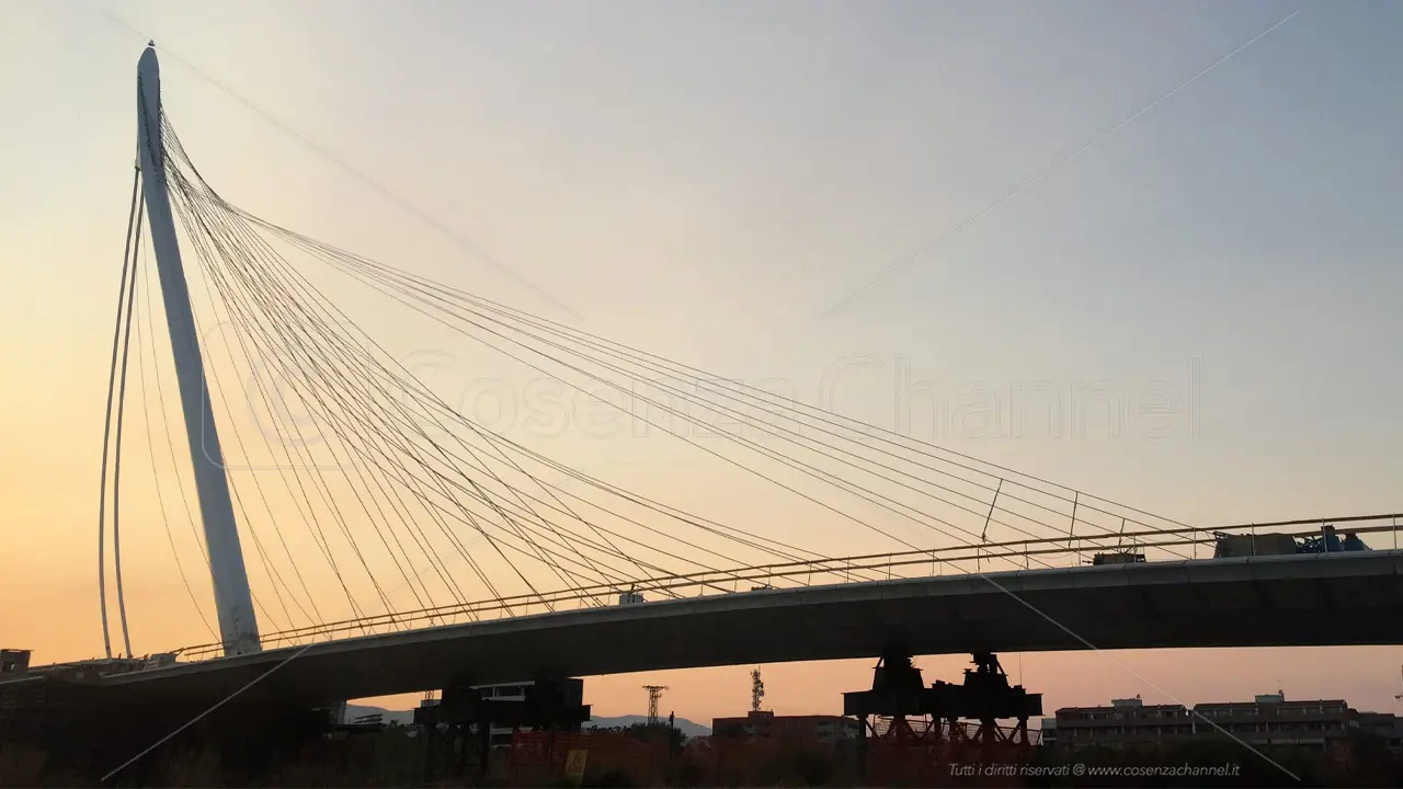 Truffatore in fuga si lancia dal ponte Calatrava: finisce in ospedale