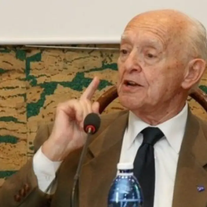 Cosenza, intitolato a Dario Antoniozzi il giardino che circonda le fontane di Piazza Europa