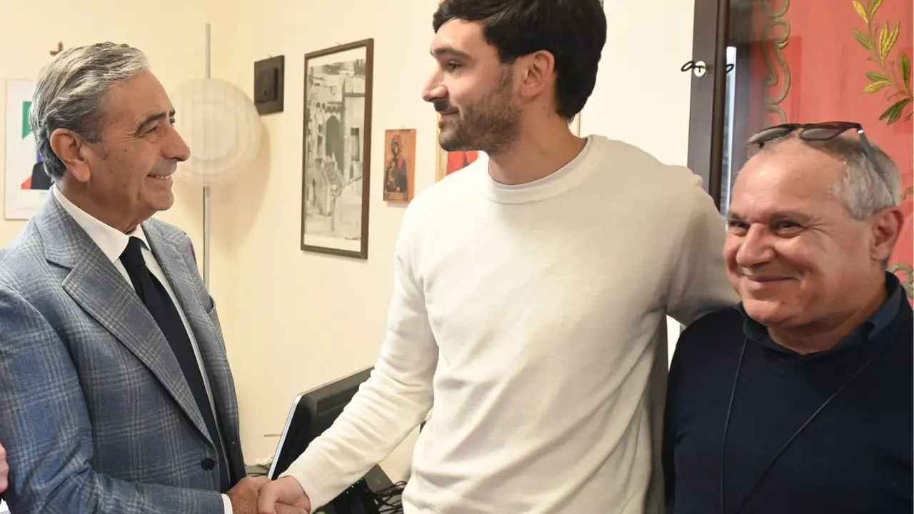 San Lucido, si sente male in piazza: giovane medico argentino gli salva la vita