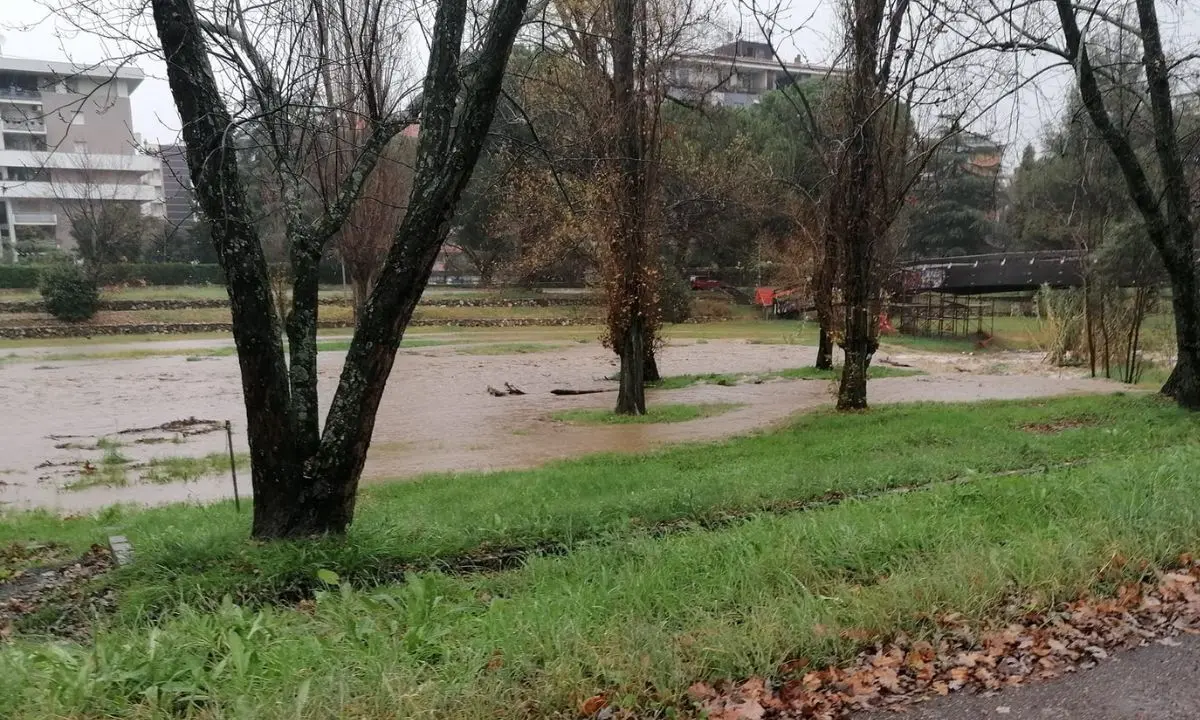 Acqua alta a Rende, esondano i torrenti Emoli e Surdo