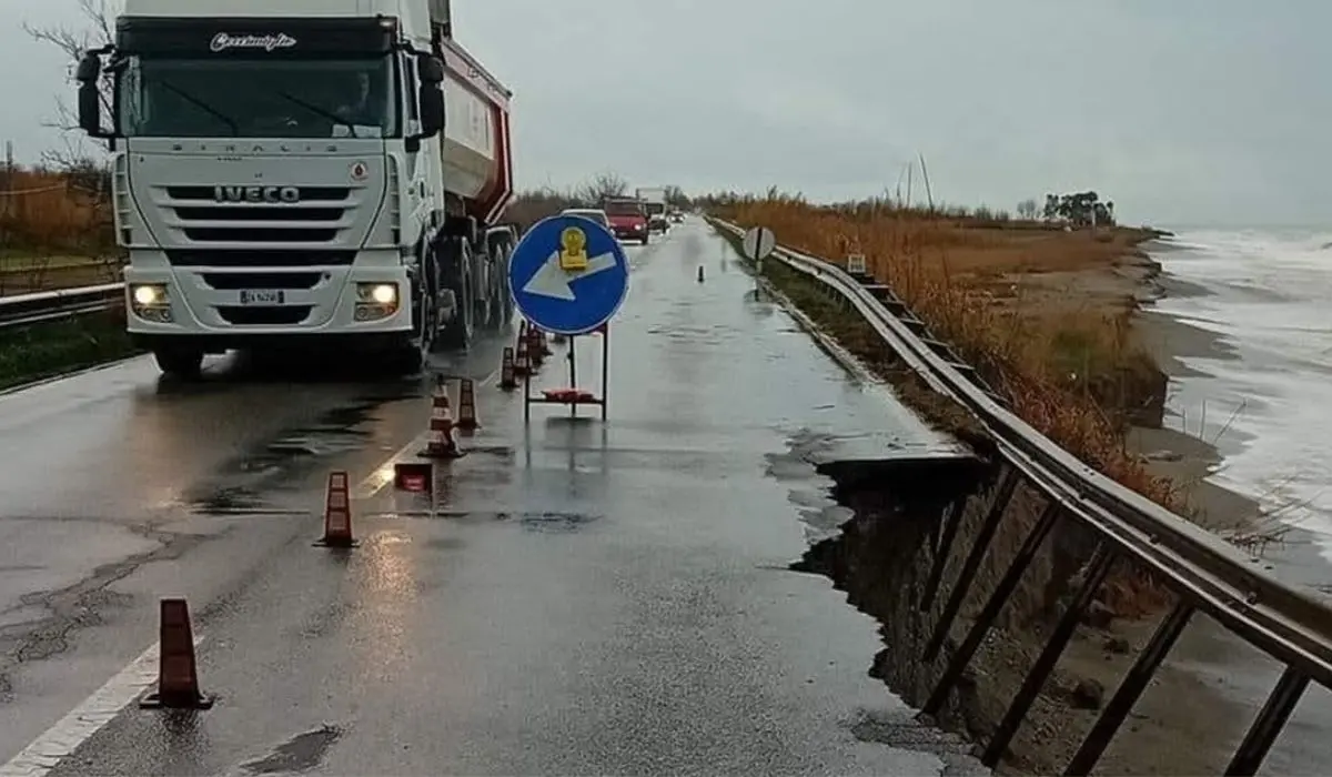 Amantea, crolla un tratto di strada della Statale 18: si viaggia a una sola corsia | FOTO