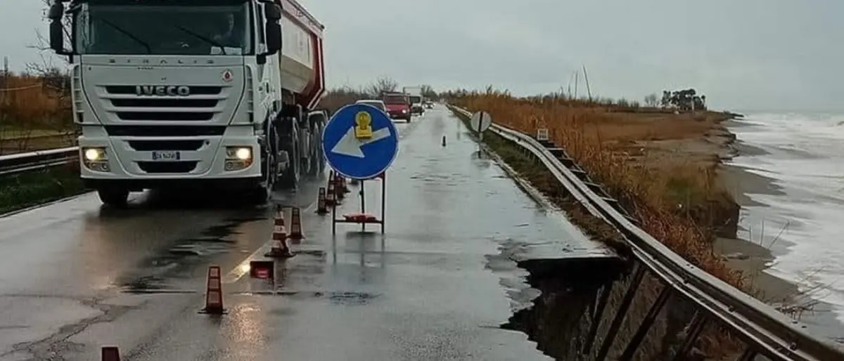 Amantea, crolla un tratto di strada della Statale 18: si viaggia a una sola corsia | FOTO