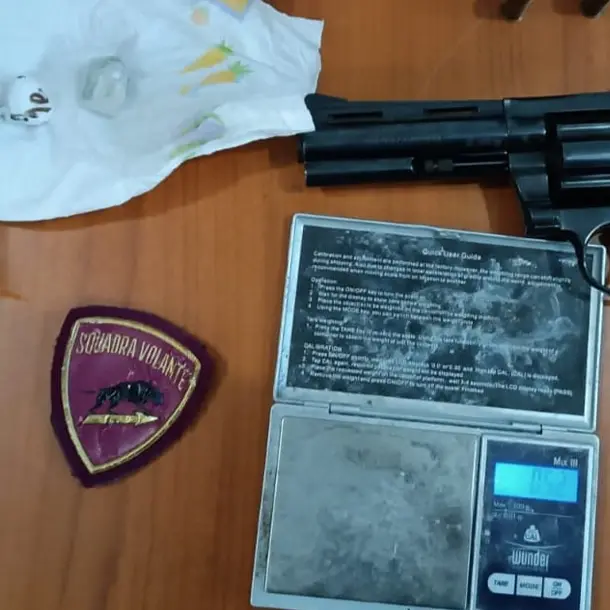 Cosenza, arrestato pluripregiudicato. Nascondeva in casa armi e droga