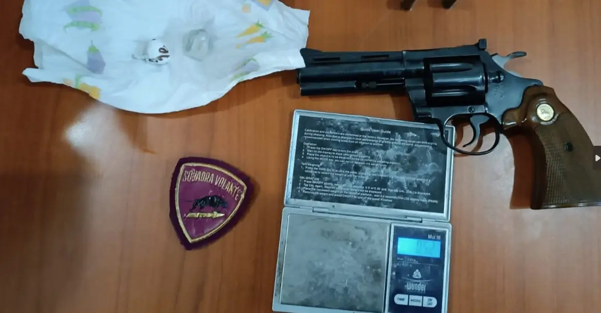 Cosenza, arrestato pluripregiudicato. Nascondeva in casa armi e droga