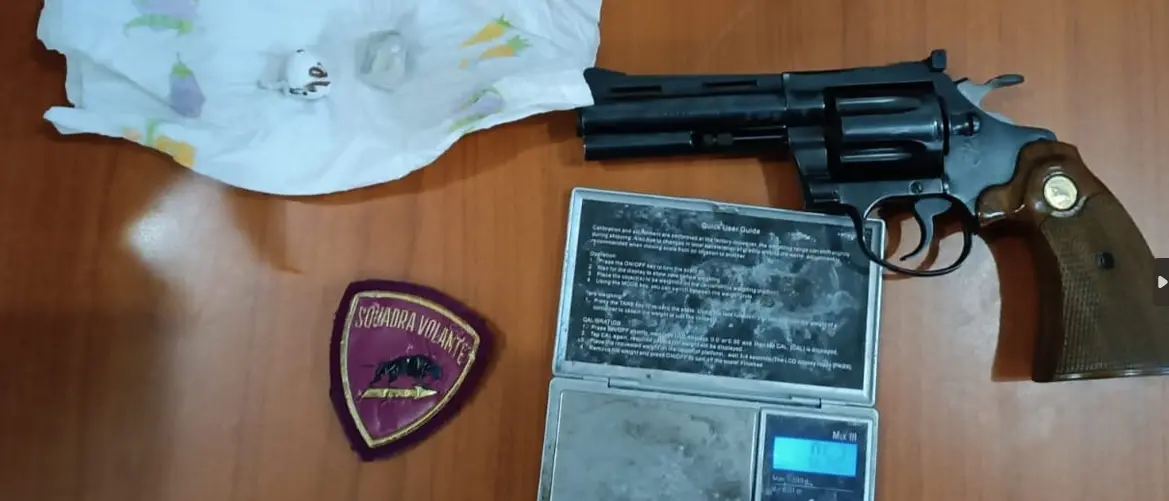 Cosenza, arrestato pluripregiudicato. Nascondeva in casa armi e droga
