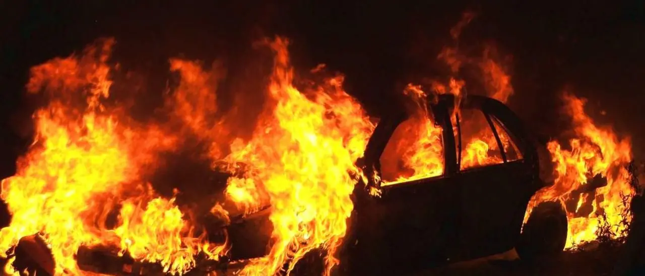 Corigliano Rossano, la criminalità alza il tiro. Altri due mezzi incendiati nella notte