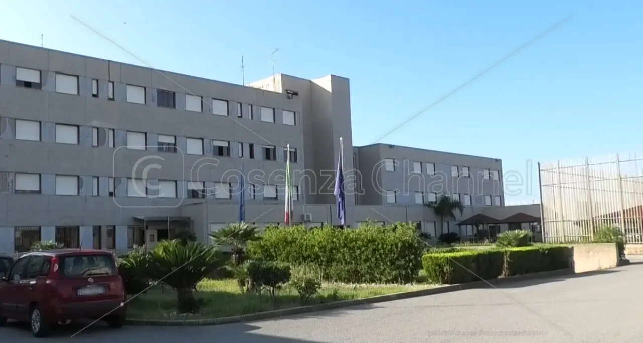 Carcere di Paola, detenuto appicca un incendio nella sua cella e l’intero reparto viene evacuato