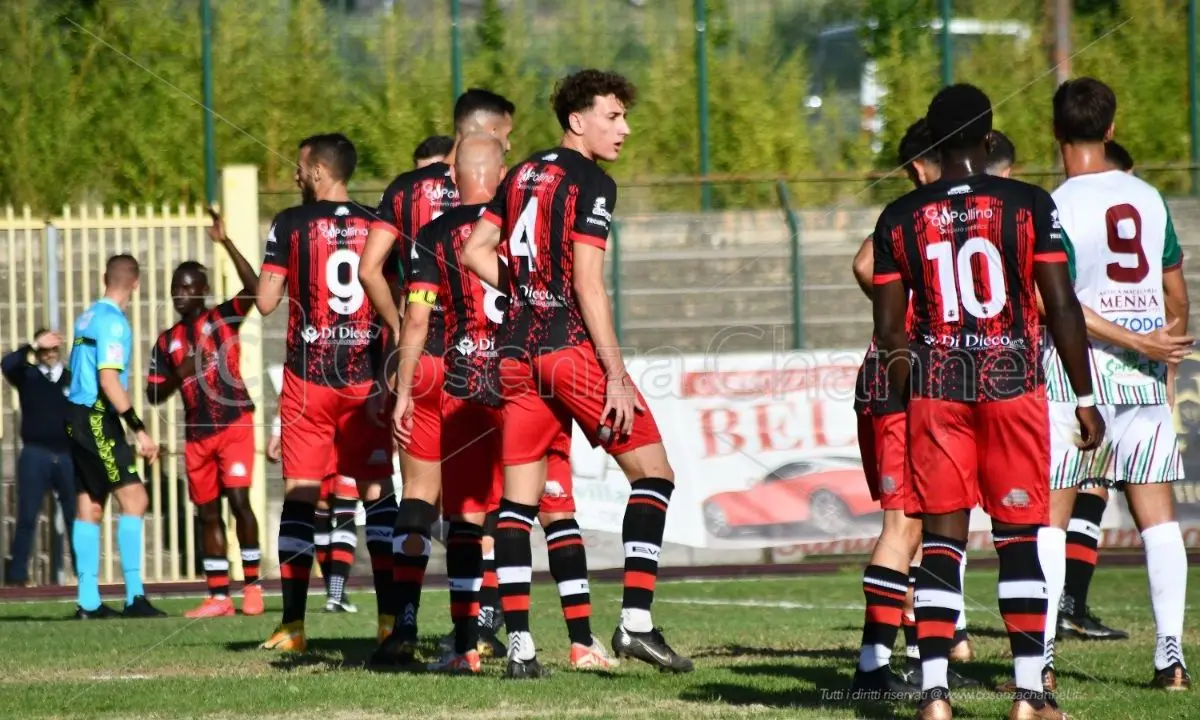 Caos Castrovillari, i tifosi chiedono la \"testa\" di Bellizzi e lui li accontenta