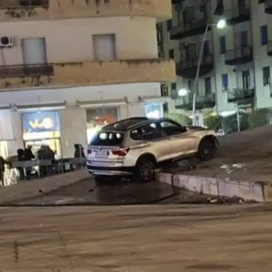 Cosenza, auto urta una moto e finisce la sua corsa su piazza Bilotti
