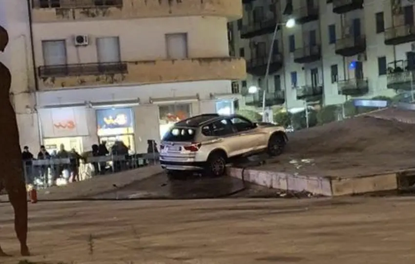 Cosenza, auto urta una moto e finisce la sua corsa su piazza Bilotti