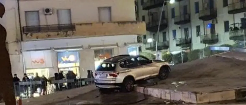 Cosenza, auto urta una moto e finisce la sua corsa su piazza Bilotti