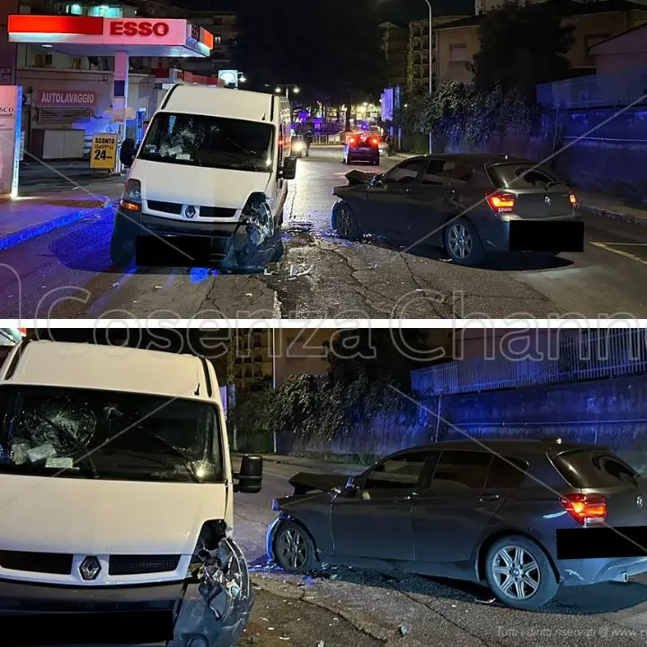 Cosenza, scontro frontale a Piazza Europa: tre feriti