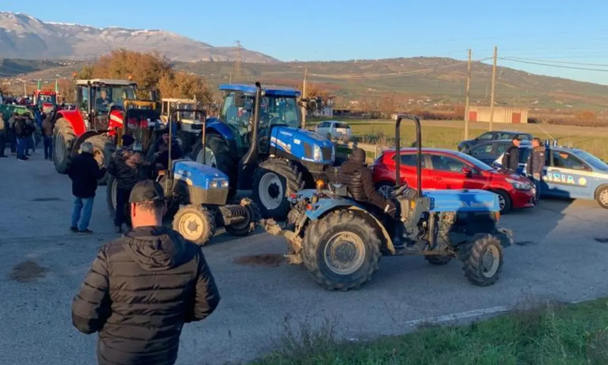 La protesta dei trattori blocca l'A2. Impedito l'accesso allo svincolo di Pizzo