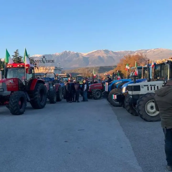 Rivolta degli agricoltori, sit-in anche al bivio Sibari-Firmo dell'A2 | FOTO