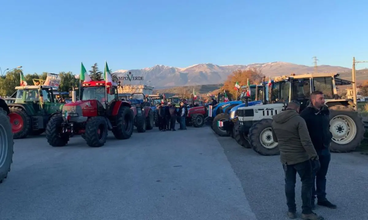 Rivolta degli agricoltori, sit-in anche al bivio Sibari-Firmo dell'A2 | FOTO
