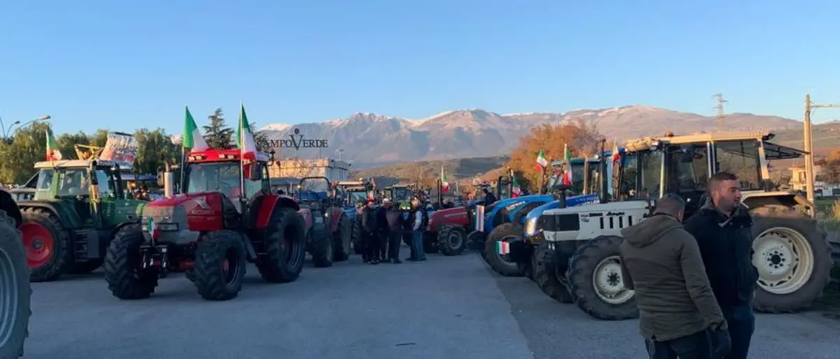 Rivolta degli agricoltori, sit-in anche al bivio Sibari-Firmo dell'A2 | FOTO