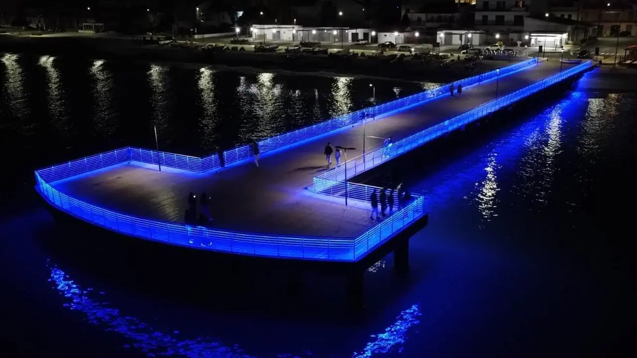 Trebisacce, ultimati i lavori sul pontile Mario Bianchi che si illumina di blu