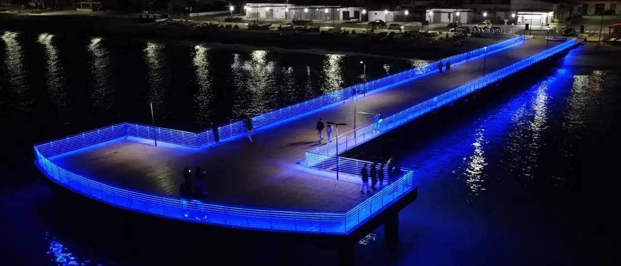 Trebisacce, ultimati i lavori sul pontile Mario Bianchi che si illumina di blu