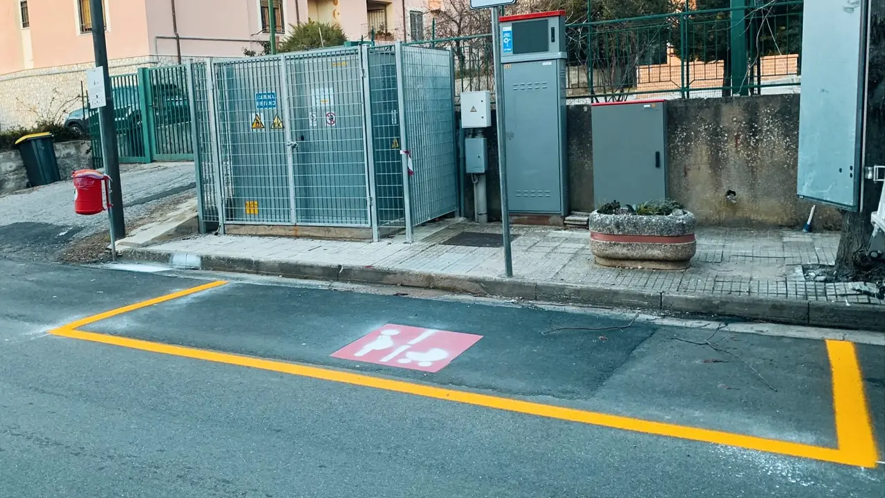 Casali del Manco, stalli rosa per facilitare il parcheggio di donne in gravidanza