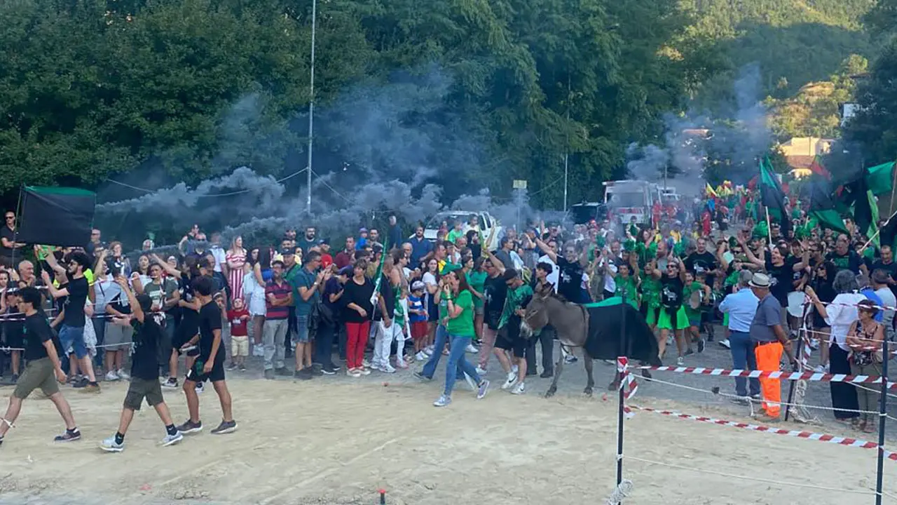 Laino borgo, il “Palio cu i ciucci” apre il corteo di Re Carnevale a Castrovillari