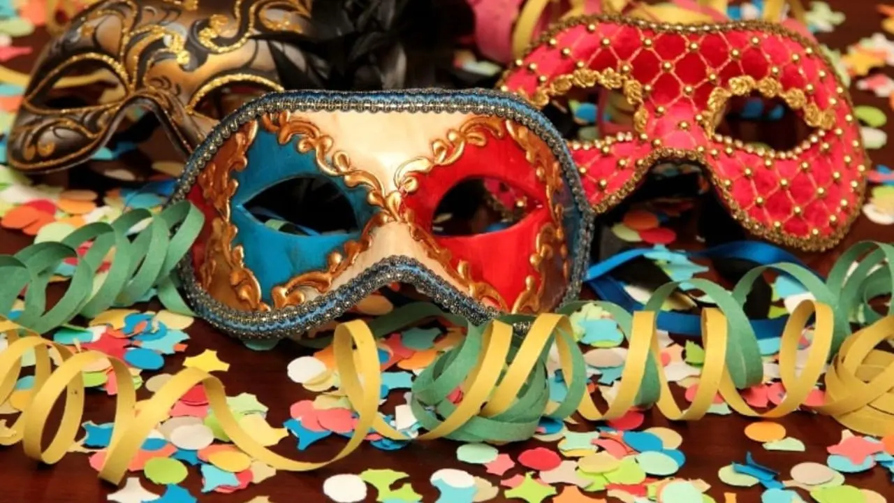 Il carnevale di Spezzano Albanese: tre giorni di sfilate in maschera, carri allegorici e gruppi folk