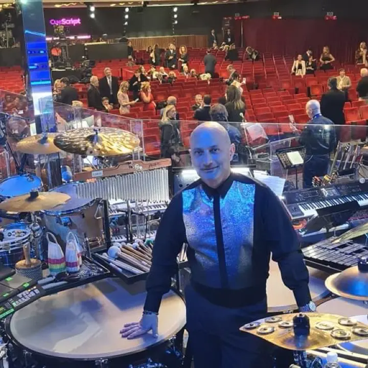 Sanremo, batte ancora il cuore cosentino di Molinaro tra le percussioni