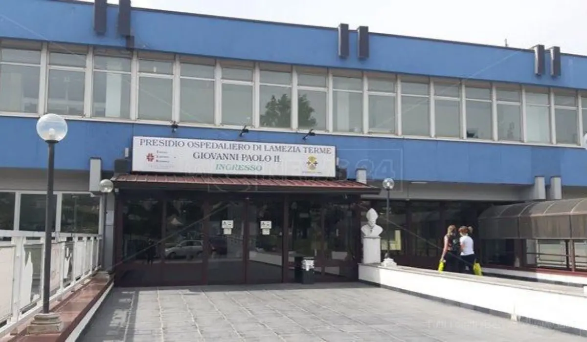 Lamezia Terme, follia al Pronto Soccorso: paziente aggredisce un’infermiera e colpisce i medici cubani