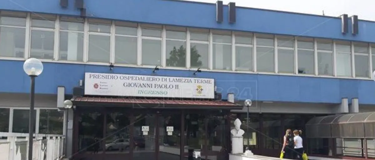 Lamezia Terme, follia al Pronto Soccorso: paziente aggredisce un’infermiera e colpisce i medici cubani