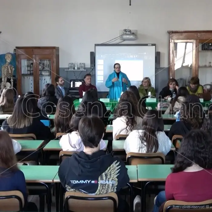 Paola, gli studenti del Santa Caterina da Siena coinvolti nella lotta ai tumori