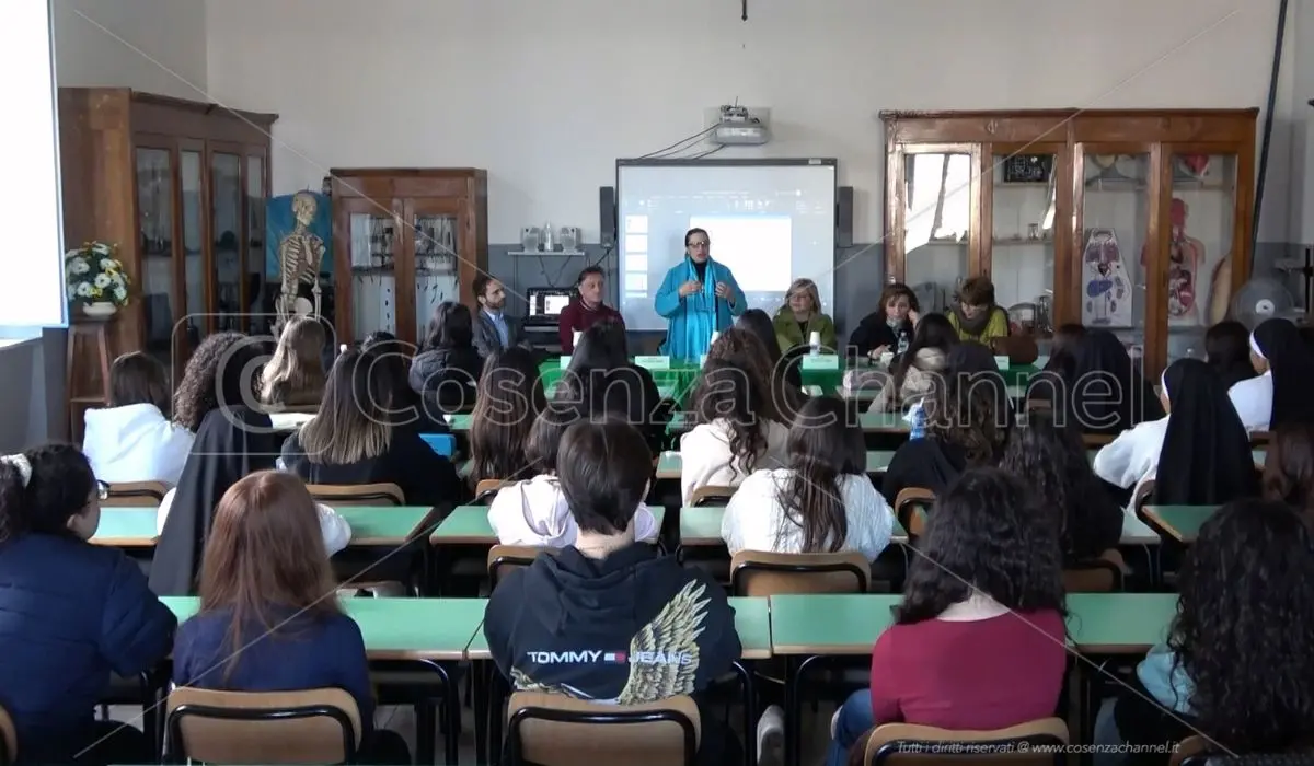 Paola, gli studenti del Santa Caterina da Siena coinvolti nella lotta ai tumori