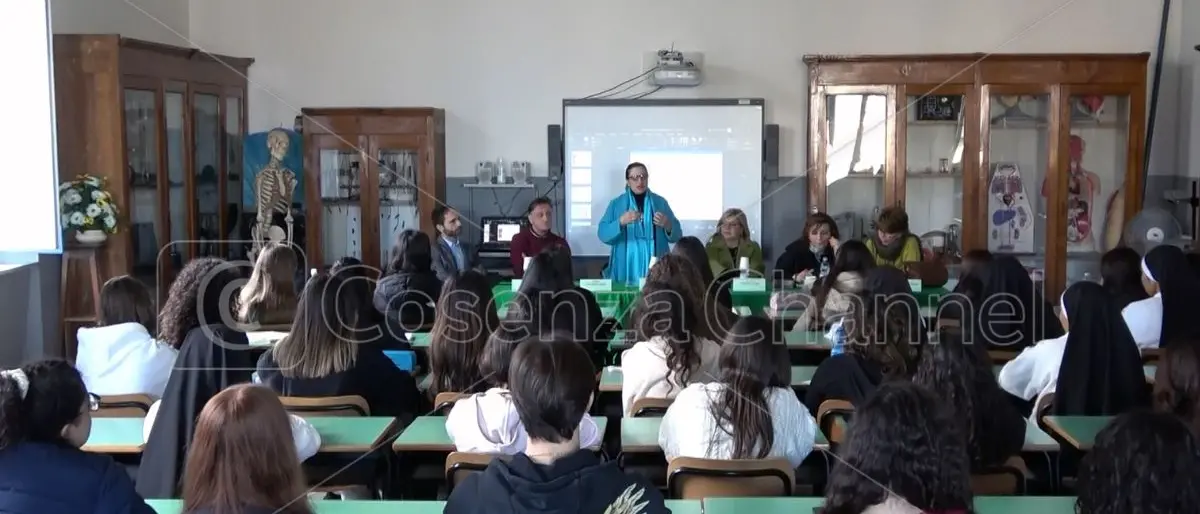 Paola, gli studenti del Santa Caterina da Siena coinvolti nella lotta ai tumori