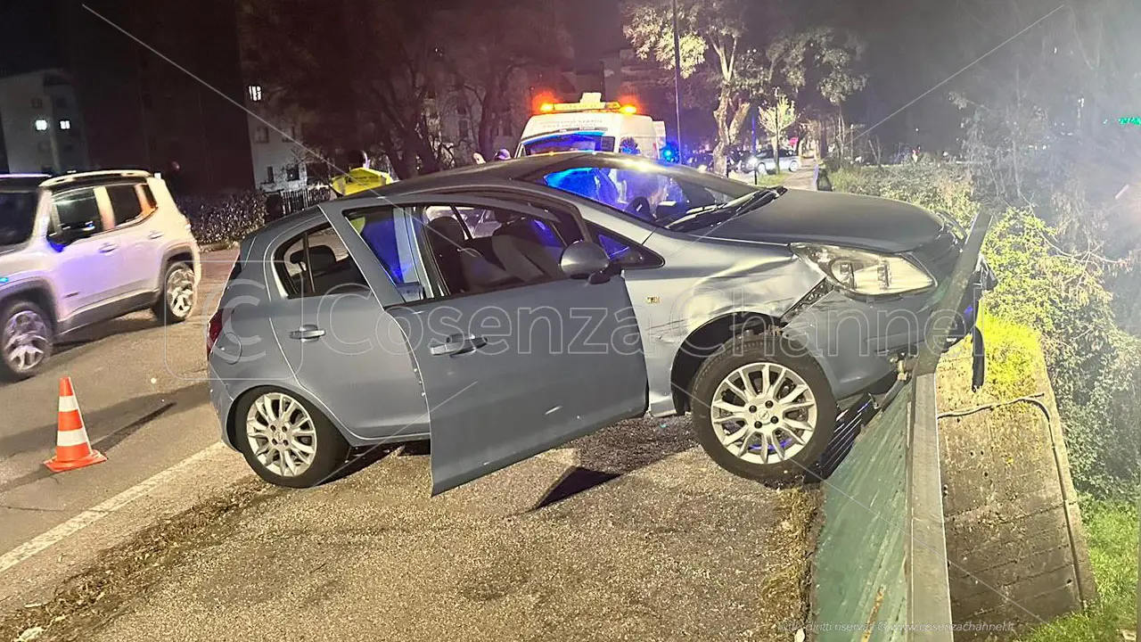 Rende, incidente rocambolesco. Una macchina rischia di finire nel fiume