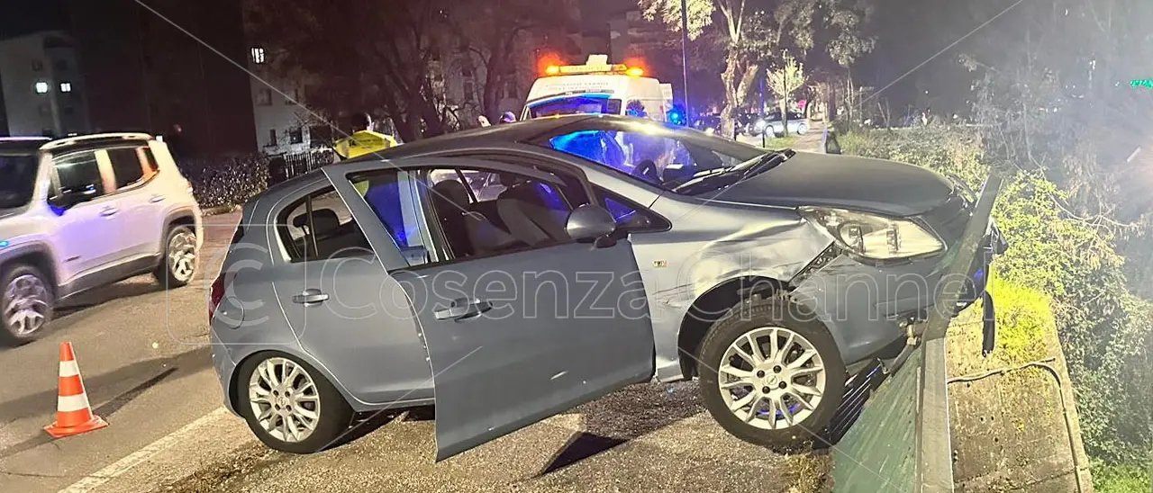 Rende, incidente rocambolesco. Una macchina rischia di finire nel fiume