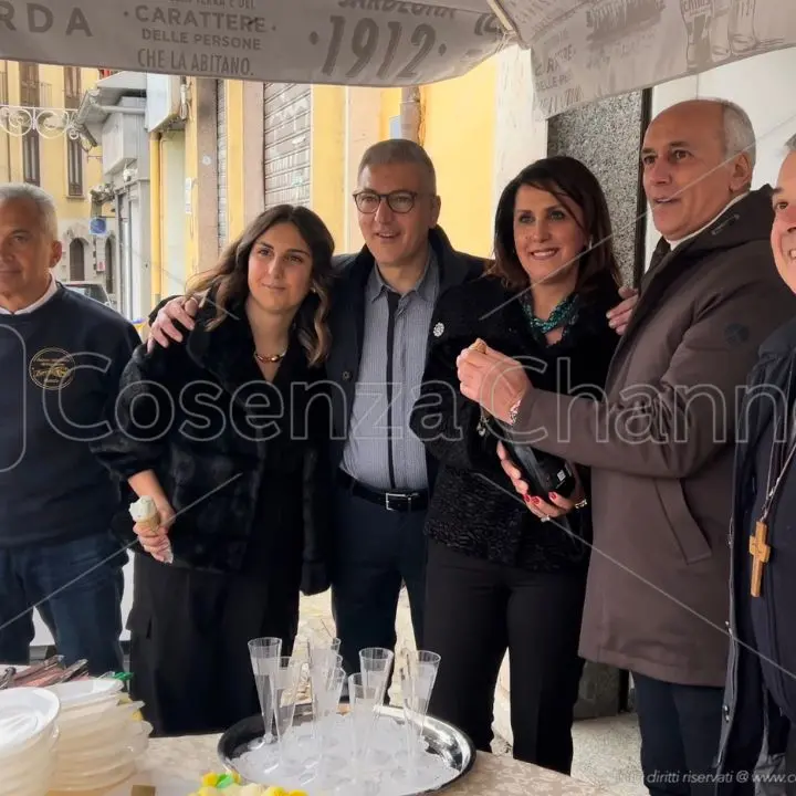 \"Zorro\" è la storia di Cosenza, emozionante il passaggio di testimone della famosa gelateria | FOTO
