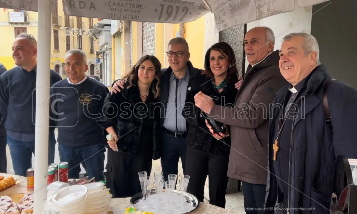 \"Zorro\" è la storia di Cosenza, emozionante il passaggio di testimone della famosa gelateria | FOTO
