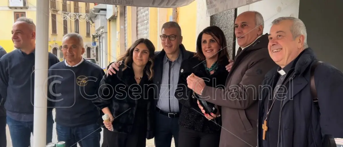 \"Zorro\" è la storia di Cosenza, emozionante il passaggio di testimone della famosa gelateria | FOTO