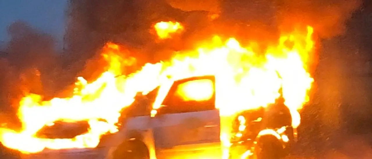 Auto in fiamme nella notte nel centro storico di Rossano: si sospetta un atto intimidatorio
