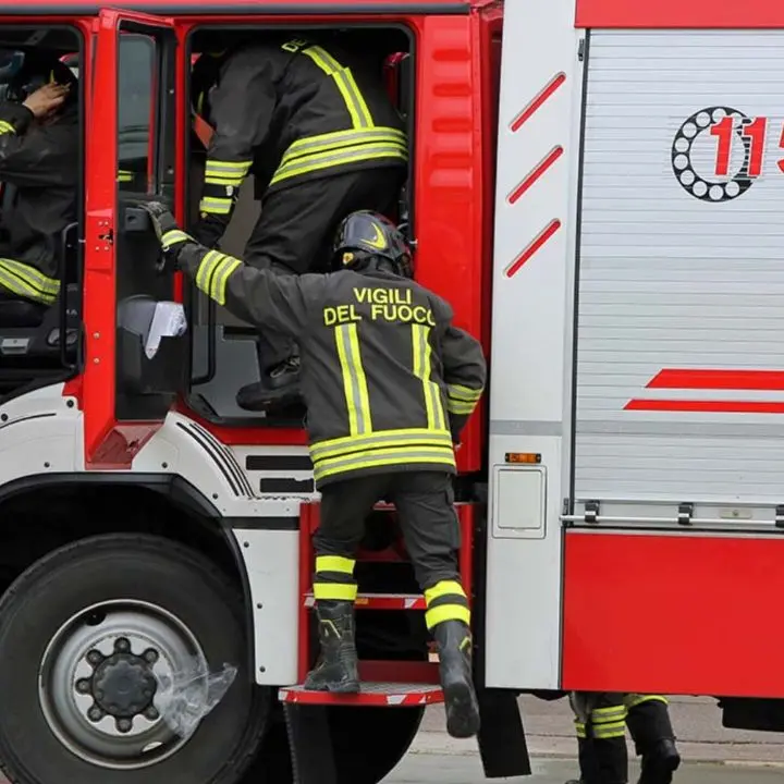 Cassano, in fiamme vecchio furgone con a bordo lavoratori stranieri. Nessun ferito