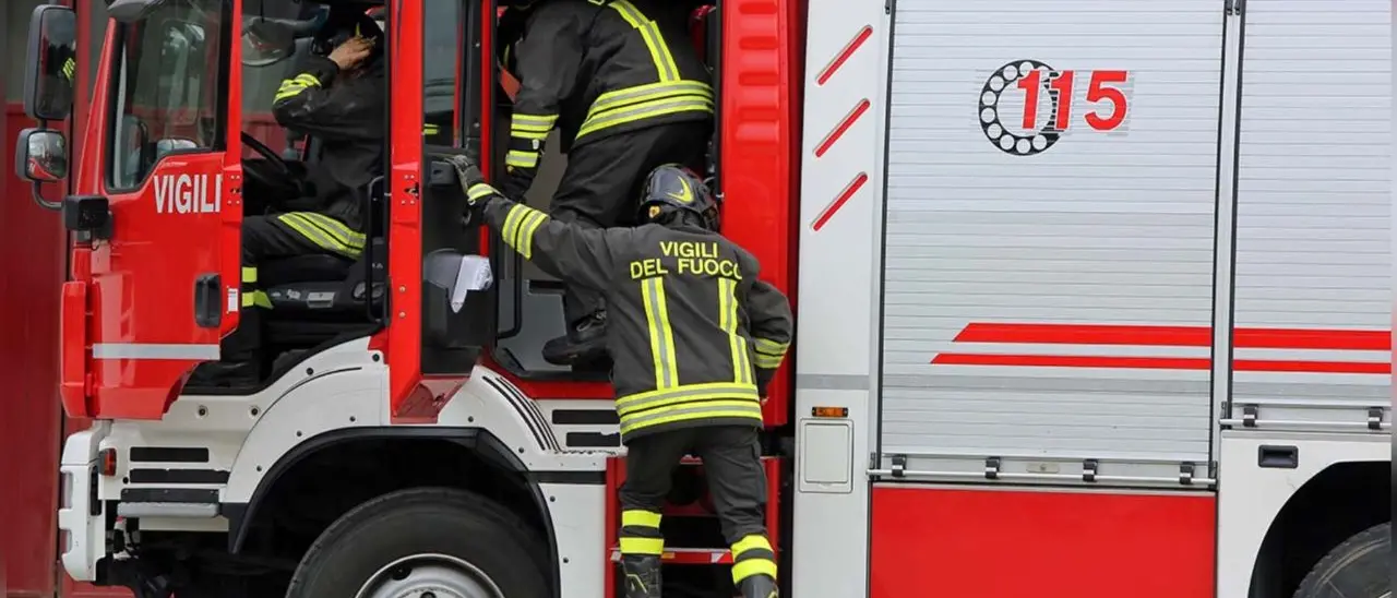 Cassano, in fiamme vecchio furgone con a bordo lavoratori stranieri. Nessun ferito