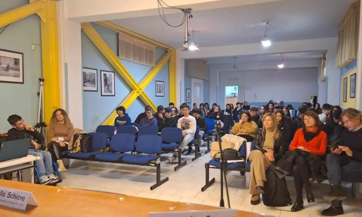 Trebisacce, la difesa del mare spiegata agli studenti