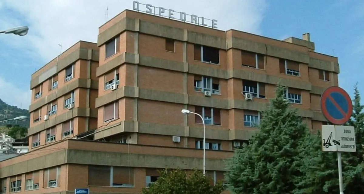 Trebisacce, donna trovata morta davanti al Pronto Soccorso: si tratta di Ornella Forastefano. Ipotesi femminicidio\n